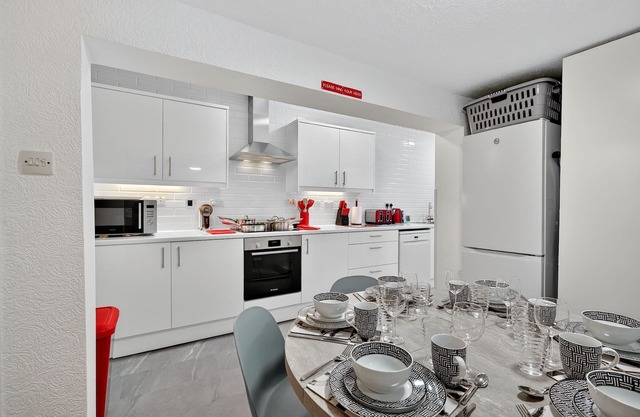 3 Bedroom House, 16 minutes to Belfast, Parking by StaybyNumbers