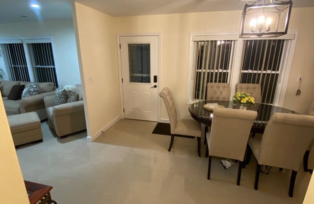 3 Bedroom 1.5 Bath home minutes from Boston! Beautifully decorated and cozy.