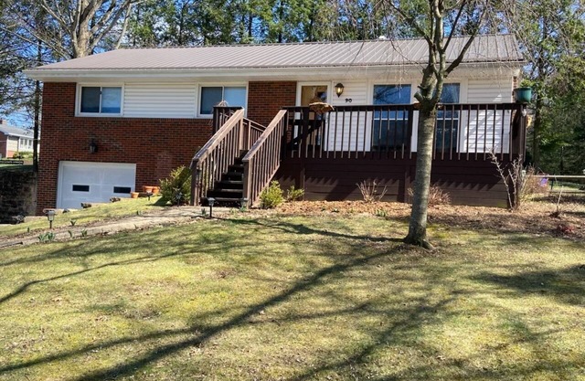 3-bedroom 1.5 bathroom house in Indiana, PA with WiFi, central AC/heat.