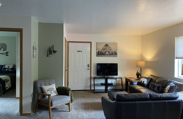 3 Bedroom, 1 Bath Peaceful Lodge Just Minutes From The Kenai River and Soldotna!