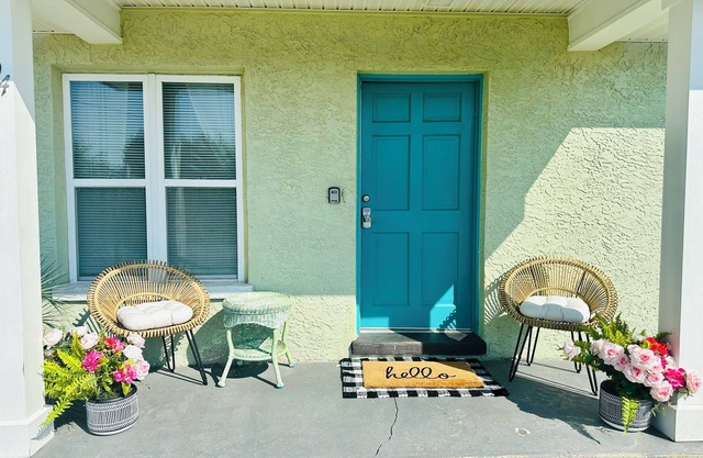 3 bedroom 2 bath private home! 4 minute walk to beach 🌴