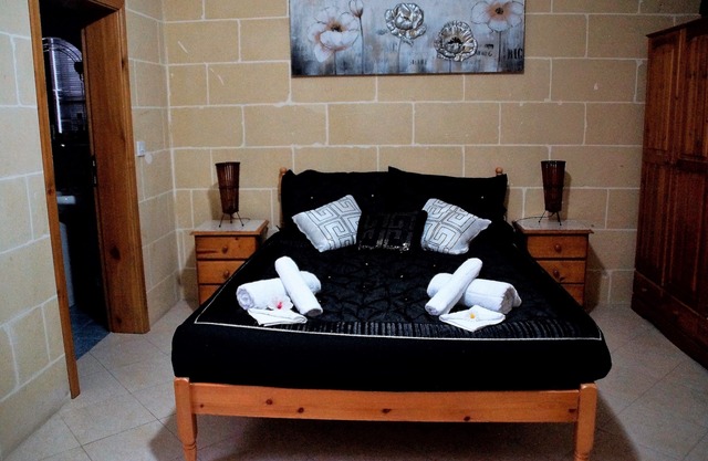 3 bedroom 2 bathroom Apt. Sea View -Free Wi-Fi. Discount for over 8 days stays.