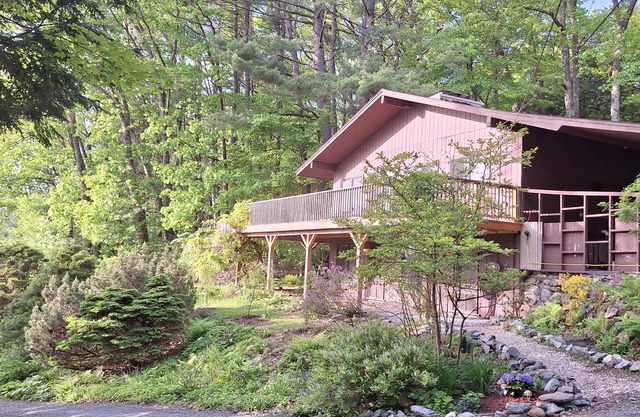 3-bedroom, 2-bath chalet, minutes from I-89 Dartmouth Medical Center