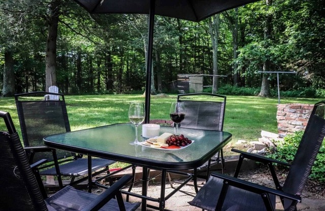 3 Bedroom, 2 minutes to Foxwoods with large yard!