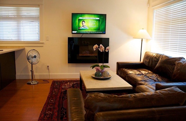 3 bedroom, 3.5 bath Kitsilano Custom Build - sleeps 6+
