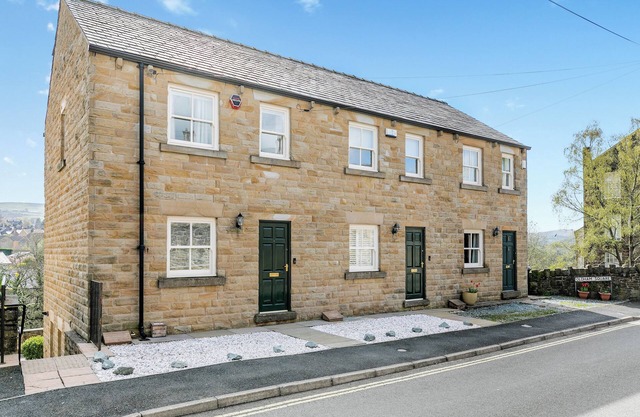 3 bedroom accommodation in New Mills