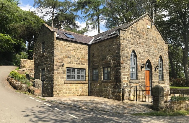 3 bedroom accommodation in Ashover