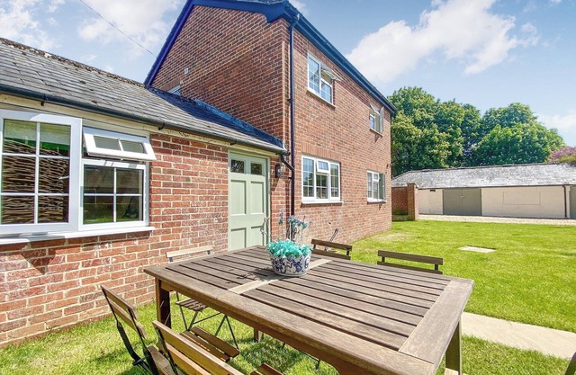 3 bedroom accommodation in Poulshot, near Devizes