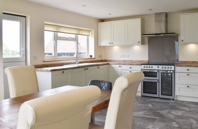 3 bedroom accommodation in Ely
