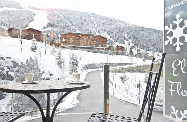 3 Bedroom Apartment next to ski slopes. 7 pax. FLOC 42