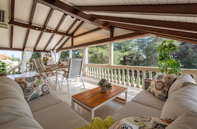 3 bedroom beach front home in Zdrelac