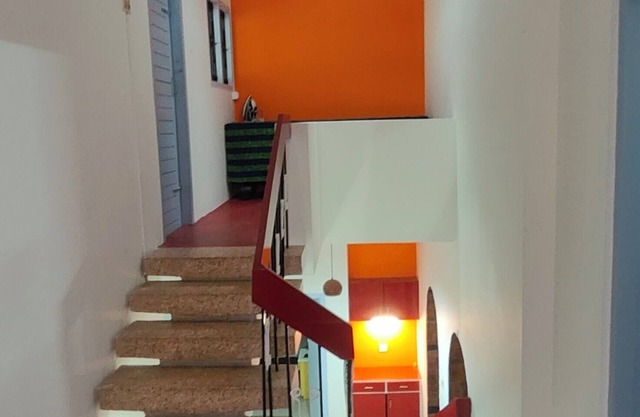 3-bedroom bungalow with AC, WiFi, 5 km range of airports, in the of the city