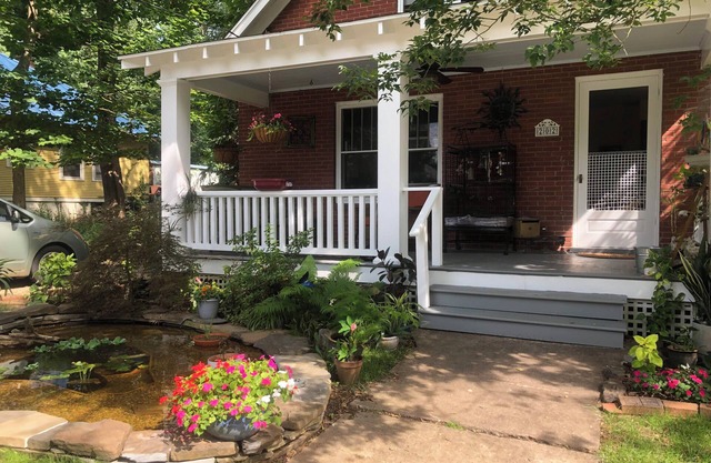 3-bedroom bungalow very near downtown and walking distance to VT