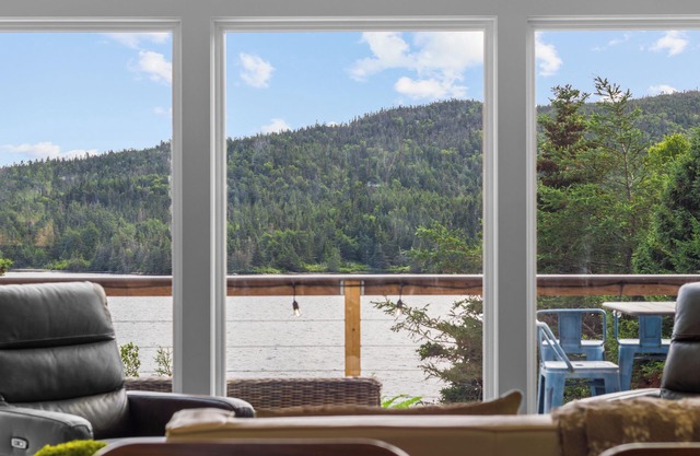 3-bedroom cabin on Horsechops Pond, Cape Broyle with Hot tub, AC, WiFi