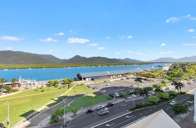 3 BEDROOM CBD WATERFRONT LUXURY APARTMENT