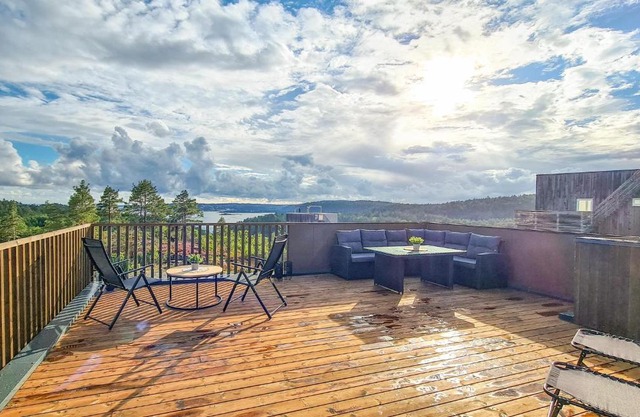 3 Bedroom Cozy Home In Søndeled