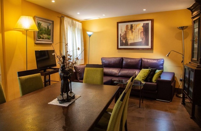 3 BEDROOM DUPLEX APARTMENT - FREE PARKING