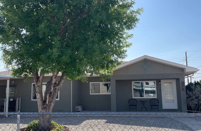 3-bedroom house in charming Alamogordo with WiFi, AC. Book now