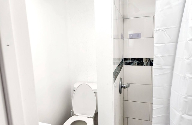 3-bedroom house in peaceful Dix Hills with WiFi, AC. Enjoy tranquility