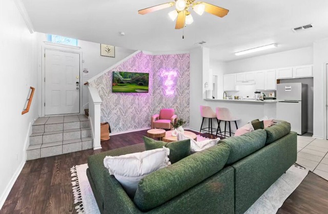 3-bedroom house in tranquil Austin with AC, WiFi. Enjoy a peaceful stay!