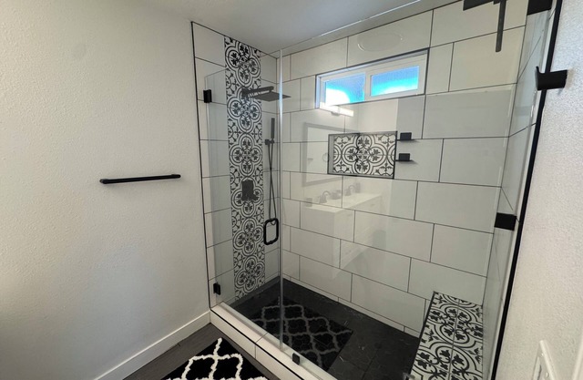 3-bedroom house inHesperia with AC, WiFi, Smart TVs and RV parking.