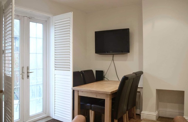3 bedroom house sleeps 5. Zone 2 Central London. A perfect location