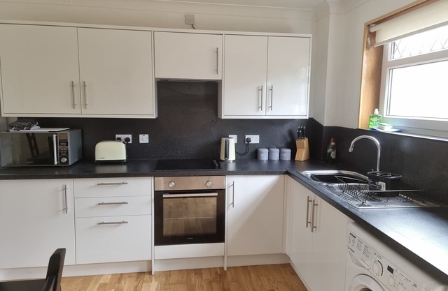 3 Bedroom house with 5 Single Beds and Private Driveway