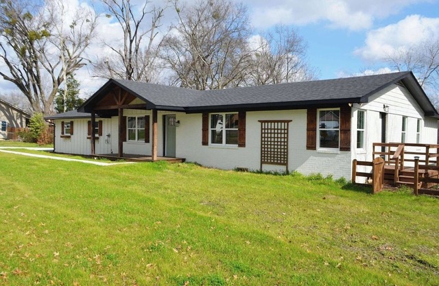 3-bedroom house with WiFi and AC in Lindale close to downtown and I-20