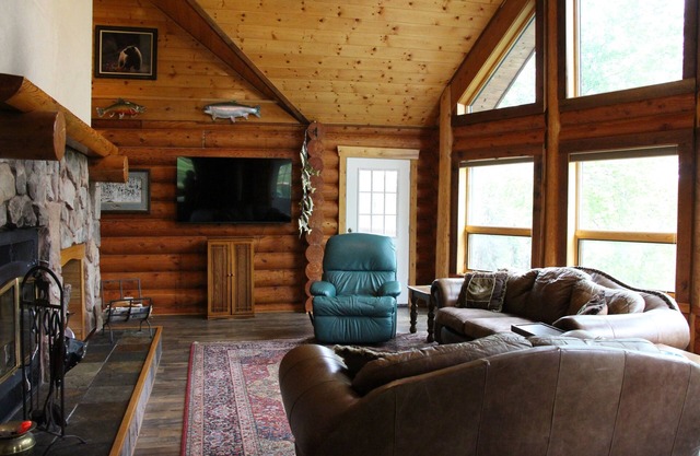 3-bedroom Lake Front Lodge on 10 acres just 13 miles south of Downtown Talkeetna