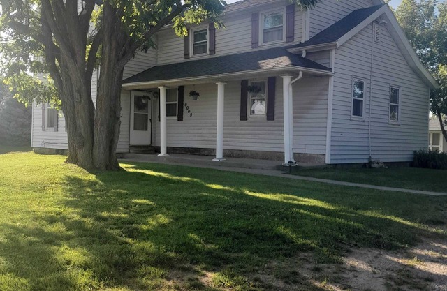 3-bedroom lower level of a 100 yr old farmhouse in peaceful Davison with WiFi