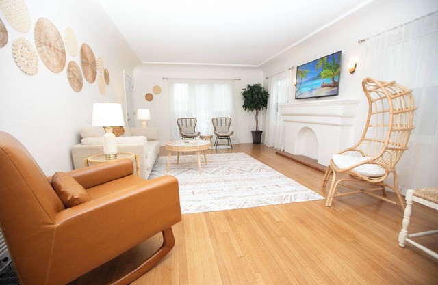 3 Bedroom Luxury Beach House w/Parking - Walk To Beach