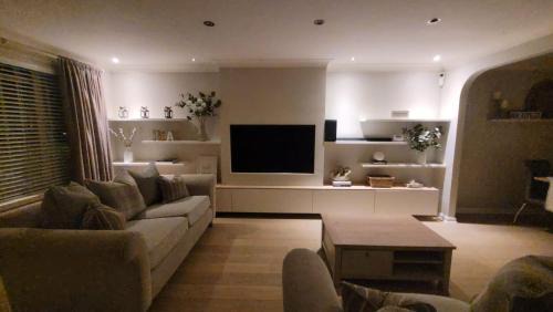 3 bedroom Sleeps 6 free parking