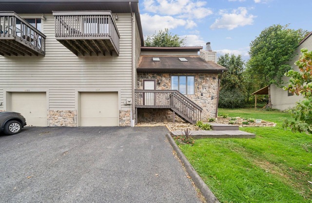 3 Bedroom Townhome next to Cheat Lake/Sunset Beach Marina!