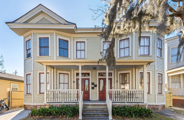 3 Bedroom Victorian Townhouse - Near SCAD & Forsyth Park