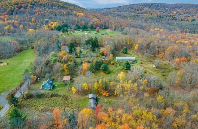 3 bedrooms, 2.5 baths fully furnished and equipped, dog-friendly, on 15 acres