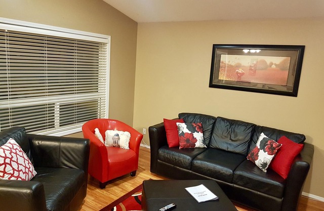 3 beds Private Cozy Patio + 4 mins Drive to restaurants, Starbucks