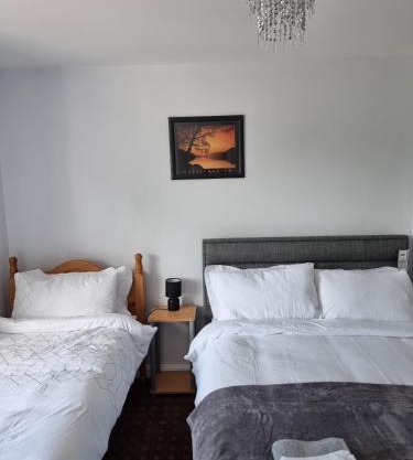3-Beds Sleep 7 with Garden & Private Parking