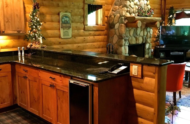 3 BR - Custom Mountain Log Cabin, Private Rustic Retreat, Sleeps 9 . Book now!