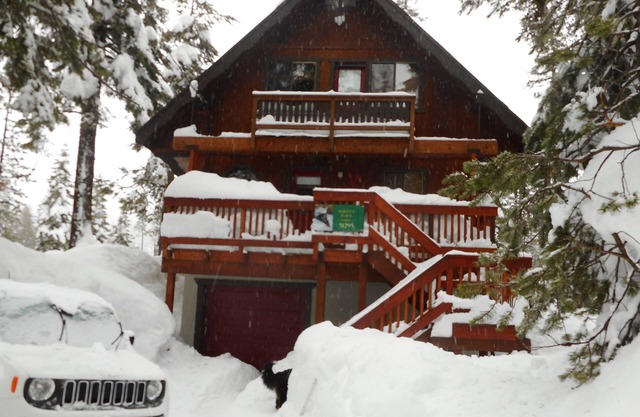 3 BR+loft, fam. rm., 2 bth, lg deck, close to major ski areas, trails, history.