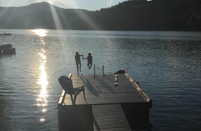 3 BR w/Loft Gated Waterfront home. Lake/mountain views! Private dock. Sleeps 8