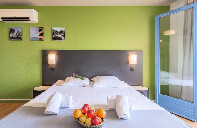 3 Classic Rooms 3 Adults and 2 Children Terrace