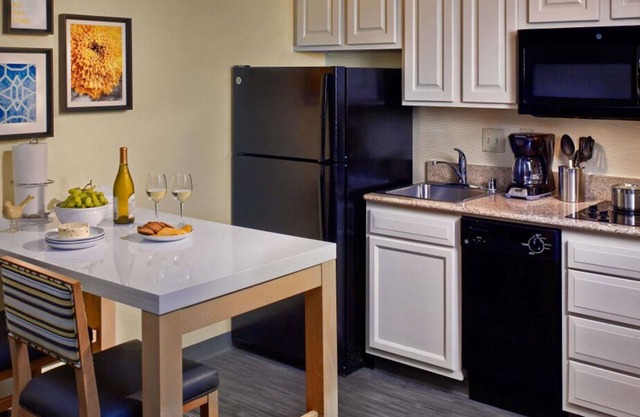 3 Family-friendly Suites W/Kitchen! Minutes to Twin Creek Preserve, FREE Parking