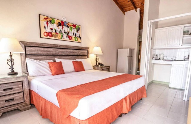 3 Family-friendly Units w/ Free Parking & Kitchenettes, Outdoor Pool!
