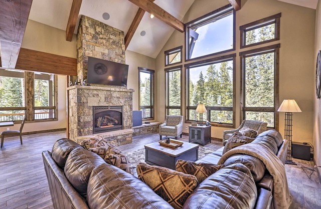 3 Fireplaces & Mtn View: Luxe Home in Breckenridge