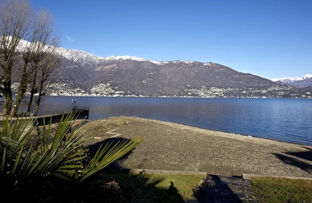 3-room house with 2 terraces and garden in a sunny location directly on the beach