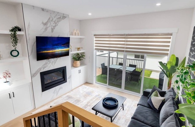 3 King Beds, HotTub, Double Car Garage, 2 Full Kitchens