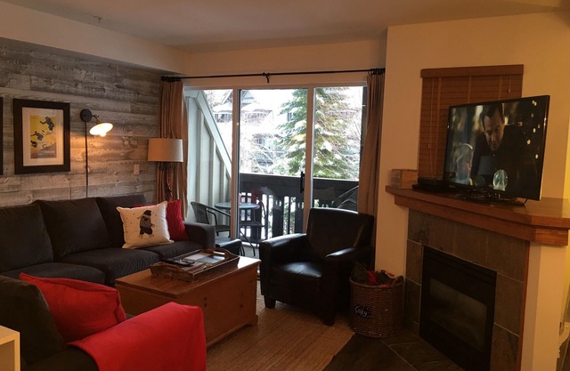 3 Level/2 BR Townhouse,Private Hot Tub, Great Location, Sleeps 6