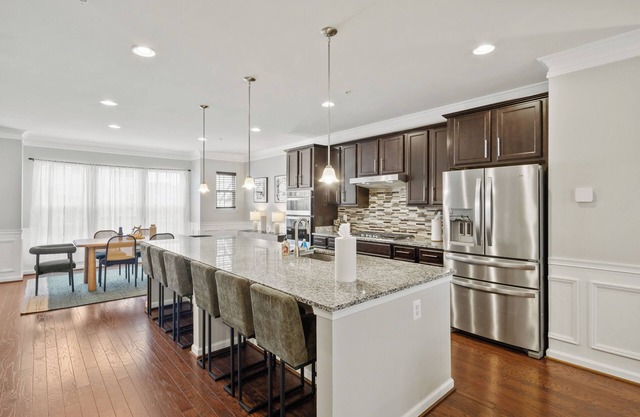 3-Level Luxury Modern Townhome Minutes From BWI + Casino