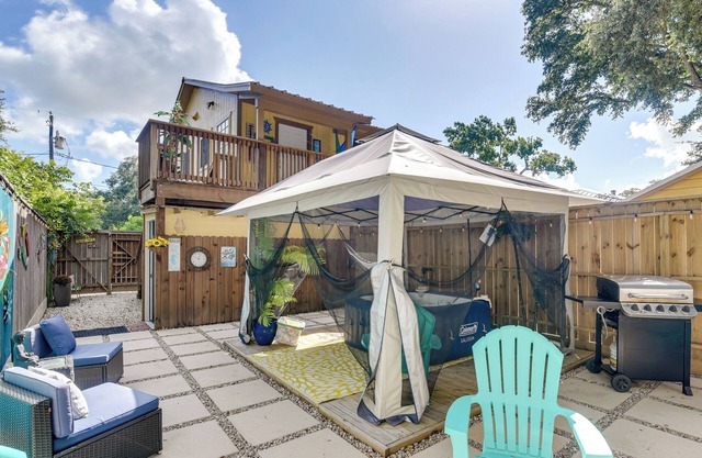 3 Mi to Boardwalk: Bacliff Apartment w/Hot Tub