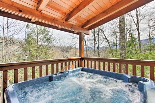 3 Mi to Gatlinburg Cabin with Deck and Pool Table!